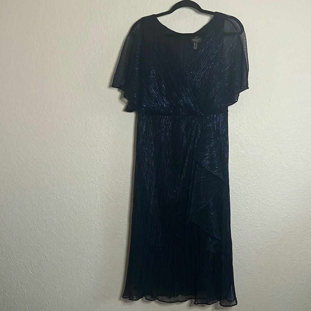 NWT-Adrianna Papell Metallic Crinkle dress, size 8.
